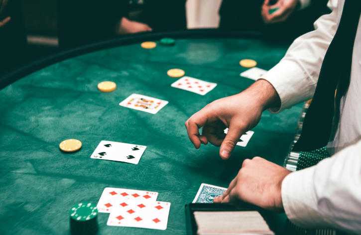 How Players Approach Blackjack and Roulette Online